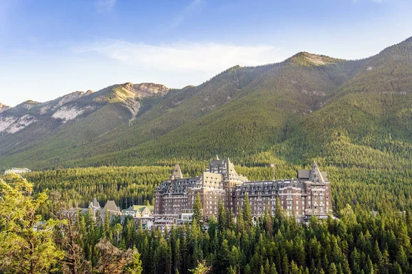 Luxe Fairmont hotel gelegen in de Canadese Rockies bergen — Stockfoto