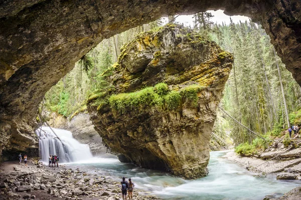 Cachoeiras Upper Johnston em Banff National Park, Alberta, Canad — Fotografia de Stock