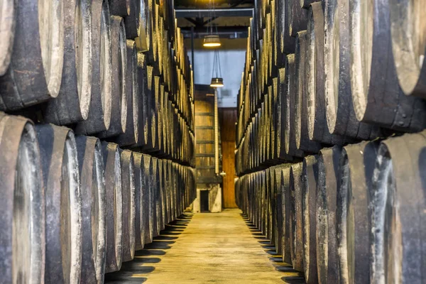 葡萄牙波尔图地区有大量的葡萄酒桶 — 图库照片