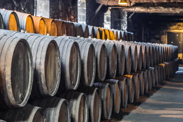 Un montón de barricas de vino en el área de Oporto, Portugal —  Fotos de Stock