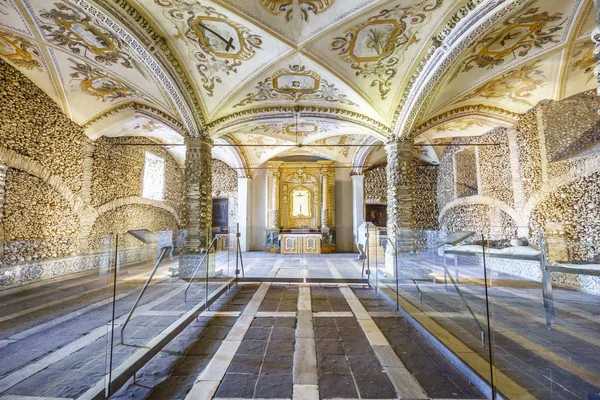 Kapell av ben i Royal St. Francesco kyrkan, Evora, Alentejo, — Stockfoto