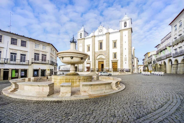 Plaza Giraldo con fuente e iglesia de San Antón, Evora, Al —  Fotos de Stock