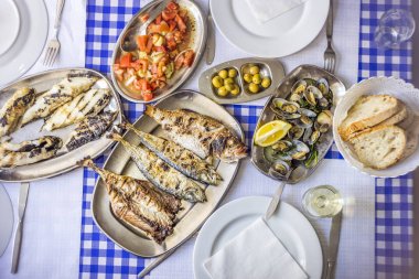 Mangalda deniz levreği, altın, istavrit toma ile eşlik