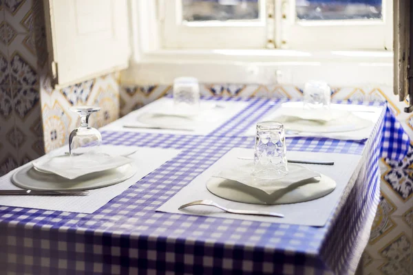 Table dans le restaurant portugais traditionnel prêt pour quatre personnes — Photo