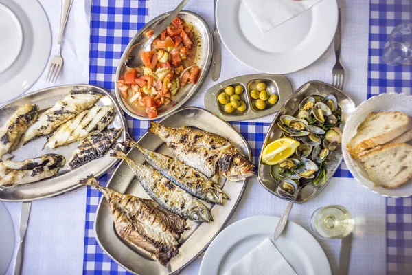 Branzino alla brace, dorato, sugarello accompagnato da toma — Foto Stock