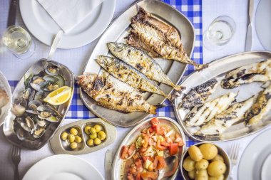 Mangalda deniz levreği, altın, istavrit toma ile eşlik
