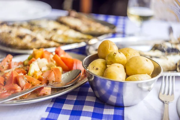 Patatas cocidas para bebés como guarnición para el pescado asado, Portugal —  Fotos de Stock