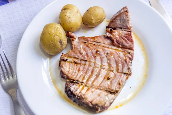 Bistecca di tonno con patate servita su piatto bianco — Foto Stock