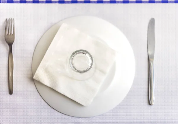 Одноразовий посуд - тарілка, виделка, ніж, скло та серветка — стокове фото