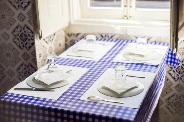 Table dans le restaurant portugais traditionnel prêt pour quatre personnes — Photo