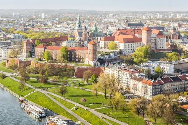 Slottet Wawel ligger vackert beläget i hjärtat av Krakow, Polen — Stockfoto