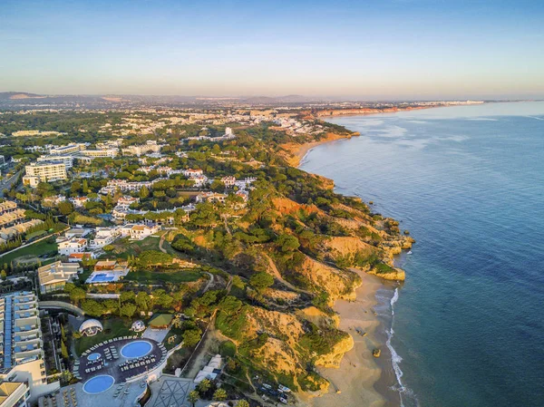 Vista aérea costera de la zona de Albufeira, Algarve, Portugal — Foto de Stock