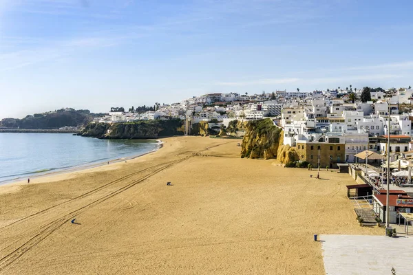 Szerokiej, piaszczystej plaży w mieście Albufeira, Algarve, Portugalia — Zdjęcie stockowe