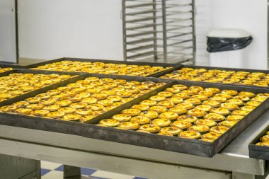 Geleneksel Portekiz yumurta pasta üretimini pastel d denilen