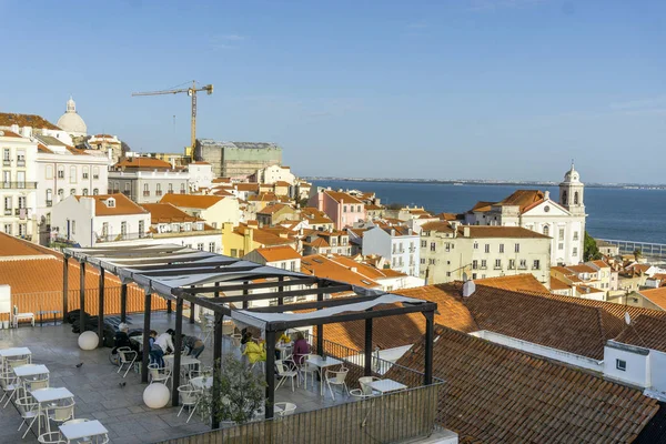 Horizontale weergave van historische Alfama in Lissabon, Portugal — Stockfoto