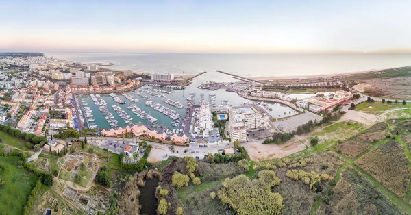 Panorámica, vista aérea de Vilamoura con ruinas romanas, Algarve, P — Foto de Stock