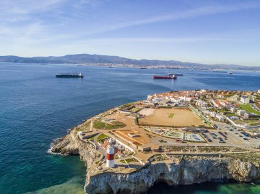 Cebelitarık Yarımadası sonunda büyük gemi ve Algeciras skyl olan