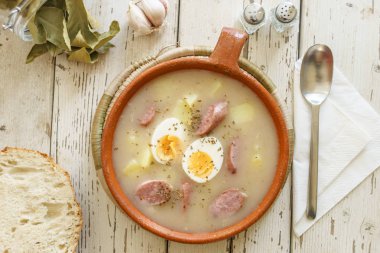 Zurek olarak adlandırılan geleneksel Lehçe çorba ekmek ile servis