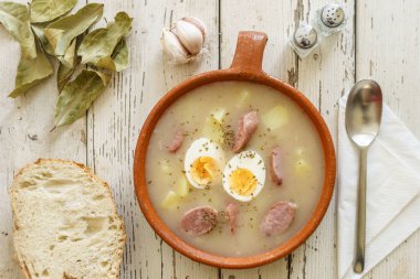 Zurek olarak adlandırılan geleneksel Lehçe çorba ekmek ile servis