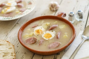 Toprak kap ve geleneksel tabak çorba Zurek olarak adlandırılan Lehçe