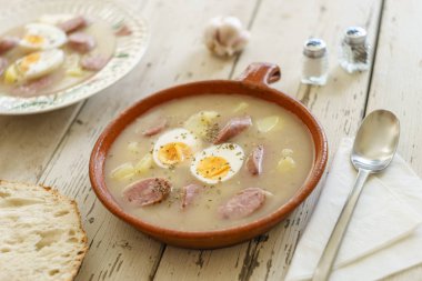 Toprak kap ve geleneksel tabak çorba Zurek olarak adlandırılan Lehçe