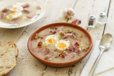 Toprak kap ve geleneksel tabak çorba Zurek olarak adlandırılan Lehçe