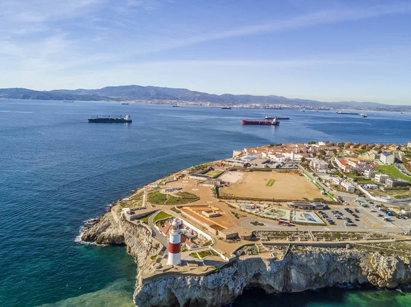 El final de la península de Gibraltar con grandes barcos y Algeciras skyl — Foto de Stock