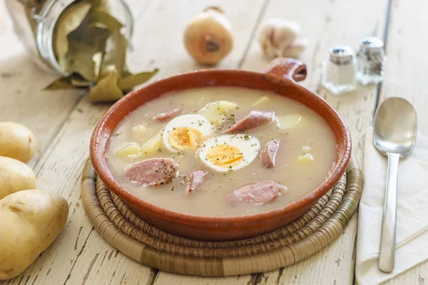 Tradycyjne polskie zupy zwany Zurek ładnie ułożone z veggie — Zdjęcie stockowe