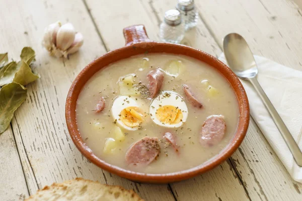 Tradycyjne polskie zupy zwany Zurek podawany z chlebem — Zdjęcie stockowe