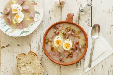 Toprak kap ve geleneksel tabak çorba Zurek olarak adlandırılan Lehçe