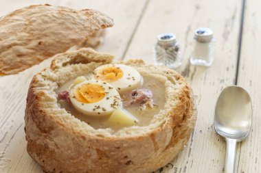 Küçük ekmek Zurek olarak adlandırılan geleneksel Lehçe çorba servis