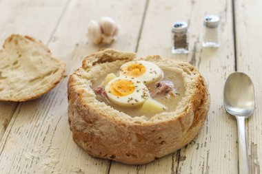 Küçük ekmek Zurek olarak adlandırılan geleneksel Lehçe çorba servis