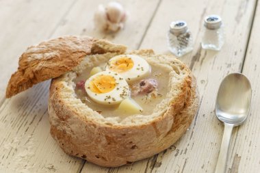 Küçük ekmek Zurek olarak adlandırılan geleneksel Lehçe çorba servis