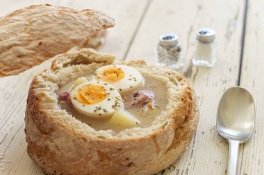 Küçük ekmek Zurek olarak adlandırılan geleneksel Lehçe çorba servis