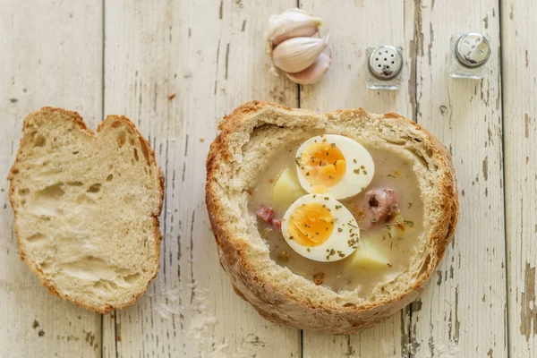 Sup polesan tradisional yang disebut Zurek disajikan dalam roti kecil — Stok Foto