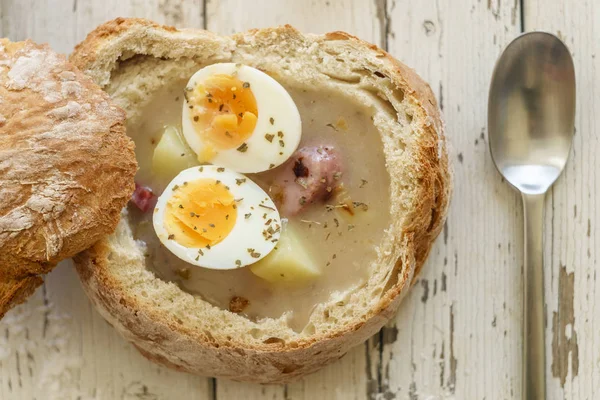 Sup polesan tradisional yang disebut Zurek disajikan dalam roti kecil — Stok Foto