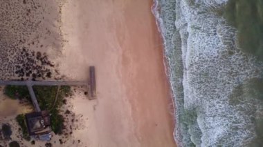 Ahşap iskele ve dalgalar Quinta do Lago, Algarve, Portekiz