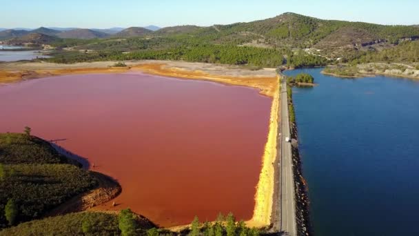 ミナス リオティント アンダルシア スペインのオレンジと青の湖の間の道路上のトラフィック — ストック動画