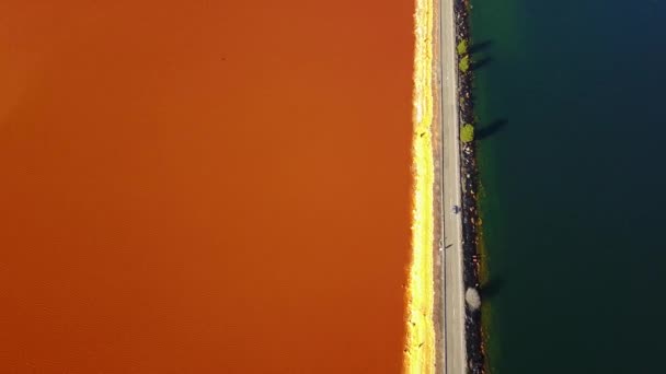 Tráfego Estrada Entre Lago Laranja Azul Minas Riotinto Andaluzia Espanha — Vídeo de Stock