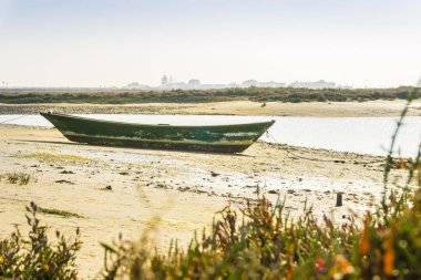 Ria Formosa doğal park Faro, Algarve, Portekiz eski tekne