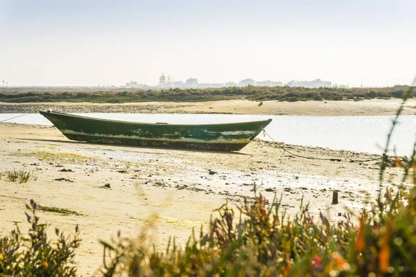 Barco viejo en el Parque Natural de la Ría Formosa en Faro, Algarve, Portugal —  Fotos de Stock