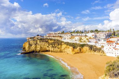 Güzel bir plaj ve kayalıklarla Carvoeiro, Algarve, Portekiz