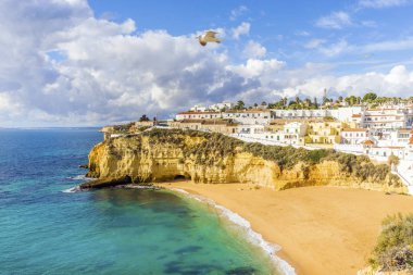 Güzel bir plaj ve kayalıklarla Carvoeiro, Algarve, Portekiz