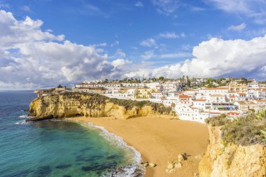 Güzel bir plaj ve kayalıklarla Carvoeiro, Algarve, Portekiz