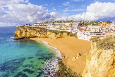 Güzel bir plaj ve kayalıklarla Carvoeiro, Algarve, Portekiz
