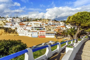 Güzel bir plaj ve kayalıklarla Carvoeiro, Algarve, Portekiz