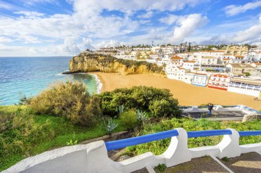 Güzel bir plaj ve kayalıklarla Carvoeiro, Algarve, Portekiz