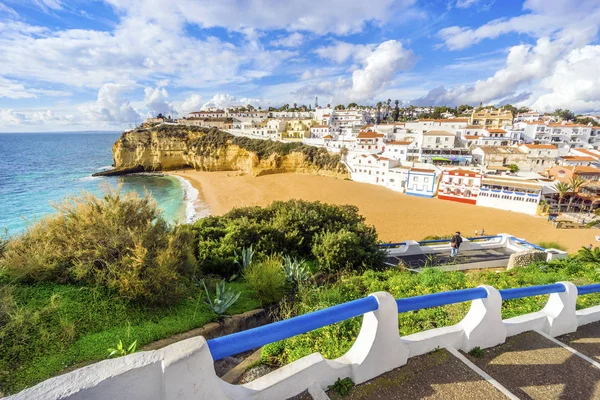 Güzel bir plaj ve kayalıklarla Carvoeiro, Algarve, Portekiz