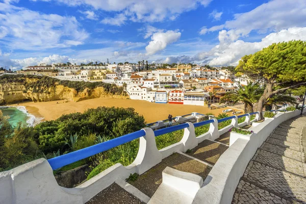 Schöner strand und klippen in carvoeiro, algarve, portugal — Stockfoto