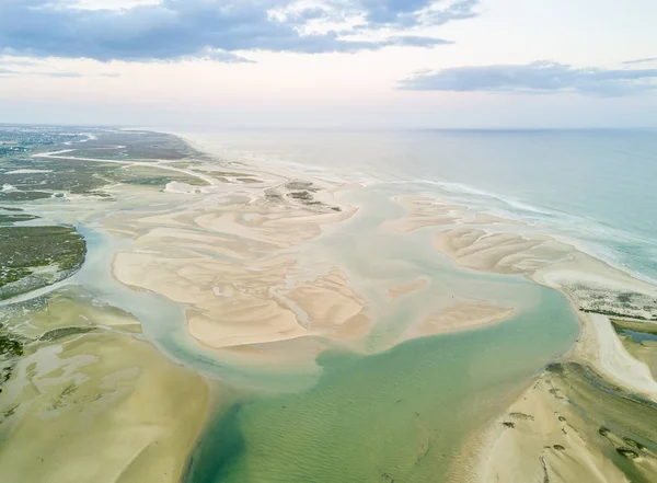 Fuseta は、アルブフェイラのユニークな Ria Formosa の航空写真 — ストック写真